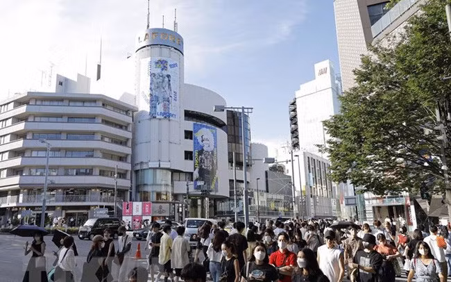 Người dân di chuyển trên đường phố tại Tokyo, Nhật Bản. (Ảnh: Kyodo/TTXVN)