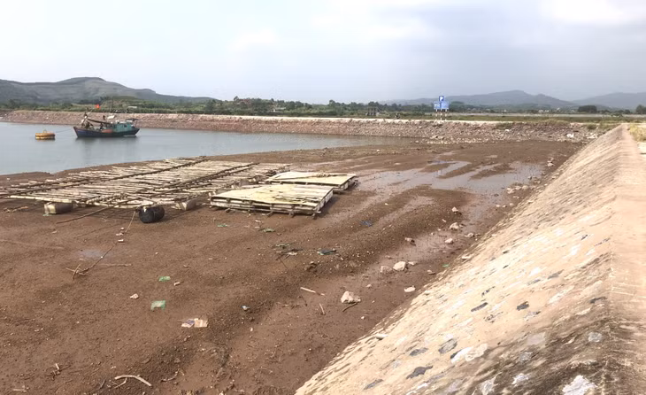 Khu vực được thiết kế để làm nơi neo đậu, sửa chữa tàu thuyền, nhưng không có bậc lên, xuống.