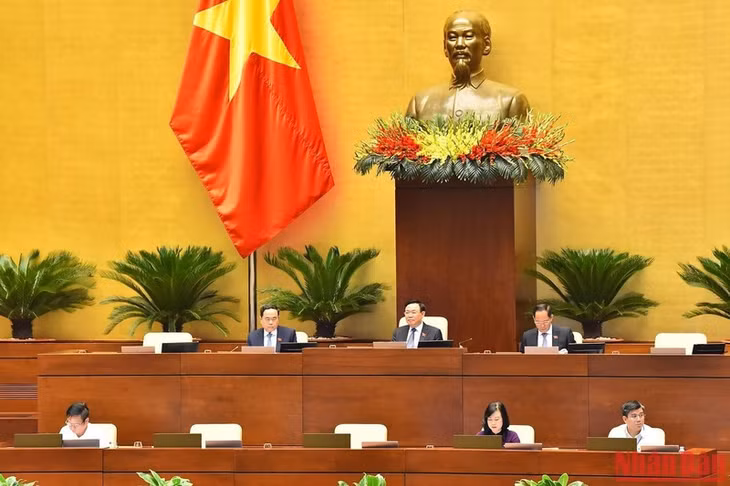 Sáng 24/10, Quốc hội thảo luận ở hội trường về dự án Luật Khám bệnh, chữa bệnh (sửa đổi). Ảnh: THỦY NGUYÊN