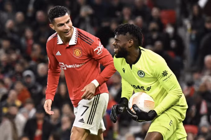 Ronaldo cười đùa với thủ môn Uzoho sau một tình huống anh bắt bóng. Ảnh: UEFA