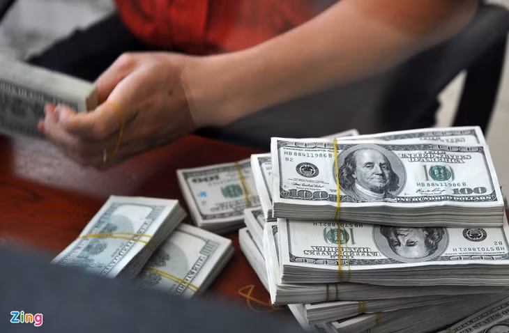 Trái ngược với USD ngân hàng, giá bán ngoại tệ này bên ngoài thị trường tự do vẫn tăng mạnh. Ảnh: Hoàng Hà.