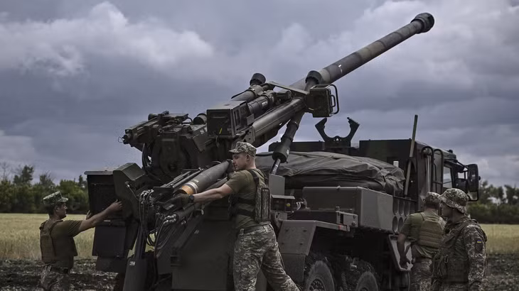 Các binh sĩ Ukraine chuẩn bị khai hỏa lựu pháo Caesar ở Donbass vào ngày 15/6/2022. Ảnh: AFP