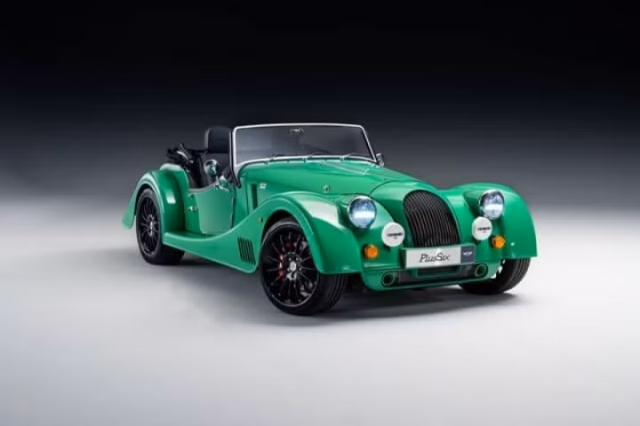 Morgan Plus Six: Bên cạnh Plus Four, Morgan Plus Six cũng là cái tên hoàn toàn mới tại VMS năm nay. Đây là phiên bản có hiệu suất mạnh mẽ hơn so với bản Plus Four. Mẫu xe này được ra đời nhằm thay thế cho mẫu Plus 8 đã bị khai tử từ năm 2018. Mức giá cũng không hề rẻ khi dự kiến hơn 8 tỷ đồng tại thị trường Việt Nam.