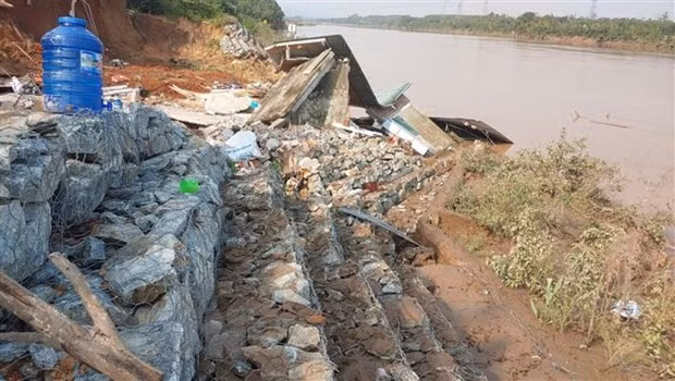 Mua lon keo dai, Trung Trung Bo de phong sat lo dat va ngap ung hinh anh 1