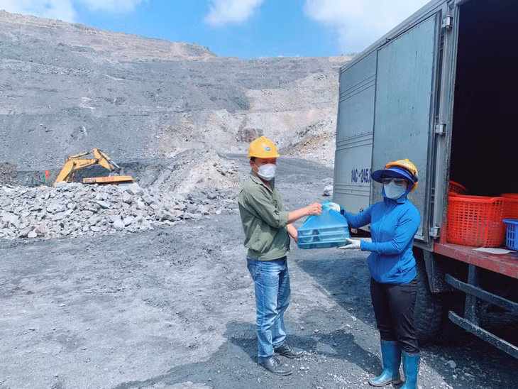 Nhân viên cấp dưỡng Chi nhánh Vân Long (Công ty CP Du lịch thương mại) phục vục đưa suất cơm đến tận khai trường Công ty CP Than Cao Sơn.