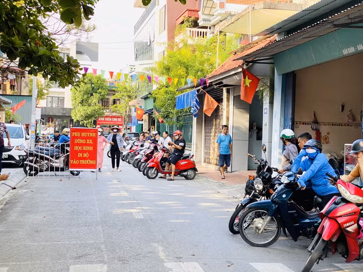 Trường Tiểu học Yên Thanh bố trí vị trí cho phụ huynh đỗ xe đón học sinh.