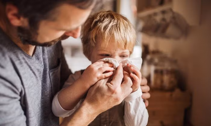 Trẻ bị sốt nhiễm trùng có thể là do lây nhiễm qua giọt bắn hoặc thông qua việc hắt hơi (Ảnh: Internet)