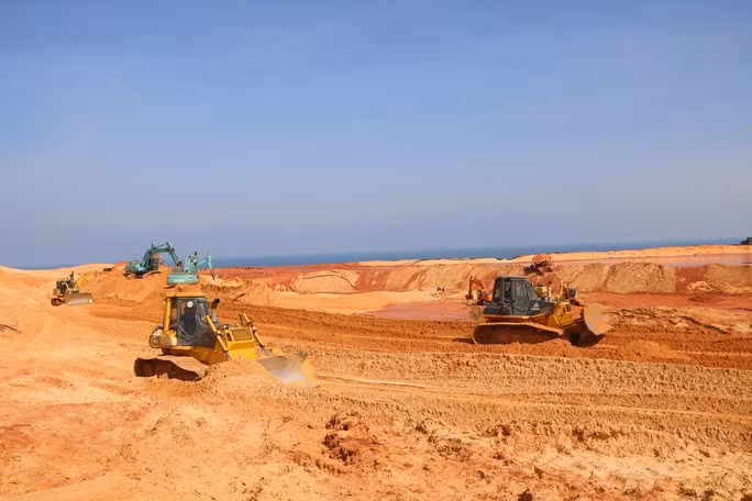 Hiện trường vụ sập mỏ titan khiến 1 người chết, 3 người chưa tìm thấy - Ảnh 1.