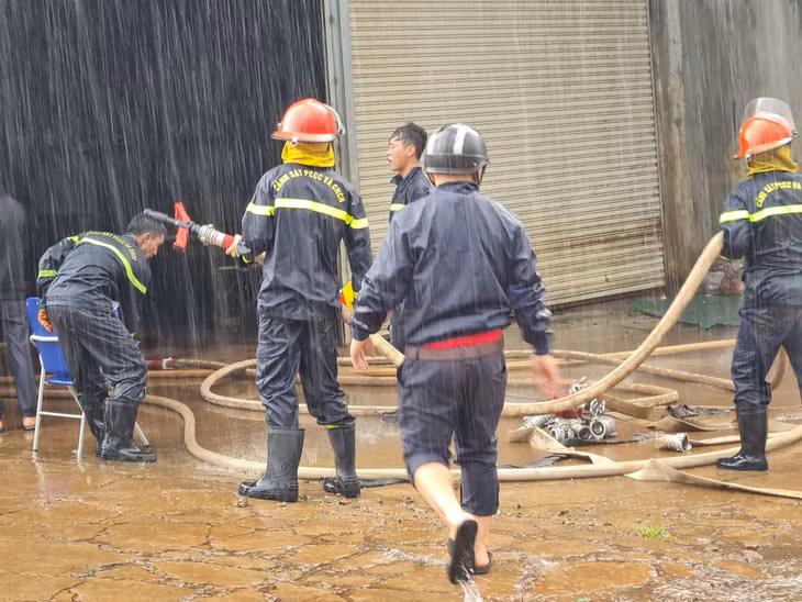 Lúc này, trời mưa tầm tã, các chiến sĩ cứu hỏa vẫn không dễ dàng để khống chế do ngọn lửa bùng lên quá mạnh