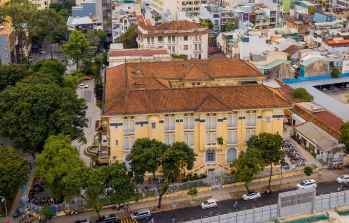 Biệt thự nhà họ Hứa, TP HCM Vào đầu thế kỷ 20, ngôi nhà thuộc quyền sở hữu của Hứa Bổn Hòa, doanh nhân giàu có đất Sài Gòn. Trải qua trên 100 năm, ngôi biệt thự này vẫn đẹp theo vẻ cổ kính hài hòa giữa hai trường phái kiến trúc Âu - Á, không suy suyển theo thời gian. Tuy nhiên, nơi này nổi tiếng nhờ một giai thoại liên quan đến hồn ma của con gái ông chủ họ Hứa. Mọi thứ chỉ là lời đồn, nhưng biệt thự nhà họ Hứa vẫn là một điểm đến dành cho những người yêu thích cảm giác mạnh. Hiện nay, biệt thự trở thành Bảo tàng Mỹ Thuật thành phố. Để tìm hiểu những địa điểm văn hóa khác tại TP HCM, du khách còn có thể ghé thăm quan địa đạo Củ Chi, tour xích lô, xem múa rối nước và ăn tối trên du thuyền để cảm nhận không khí về đêm đầy sống động của thành phố. Ảnh: Quỳnh Trần