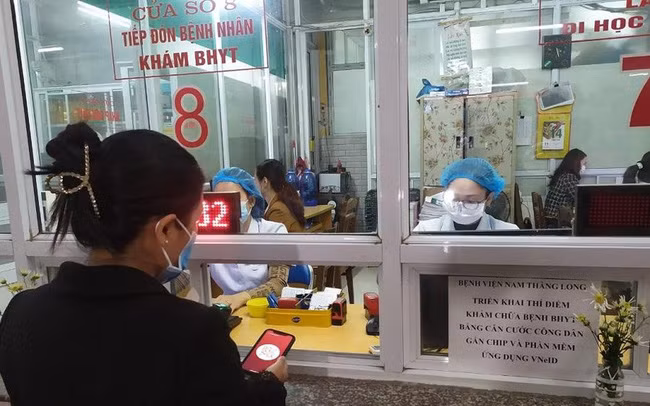 Người dân sử dụng tài khoản định danh điện tử để thực hiện thủ tục khám chữa bệnh. Ảnh: PLO