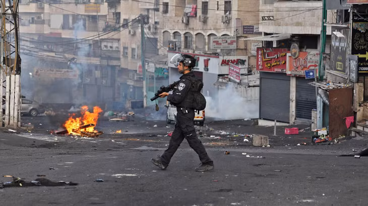 Một nhân viên an ninh Israel tuần tra tại tị nạn Shuafat ở Đông Jerusalem ngày 12/10/2022. Ảnh: AFP