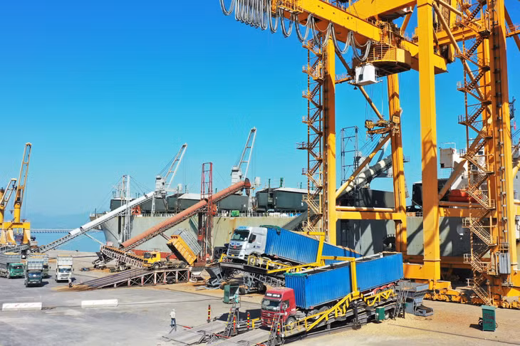 Bốc xếp hàng hóa tại Cảng Cái Lân (TP Hạ Long).