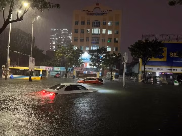 Mưa như trút nước liên tiếp trong nhiều giờ đã khiến toàn thành phố Đà Nẵng ngập sâu.