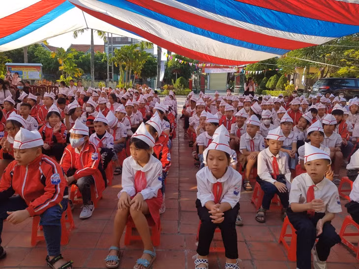Học sinh Trường TH&amp;THCS Hoàng Tân, TX Quảng Yên, chăm chú lắng nghe phổ biến về tác hại của rác thải nhựa.