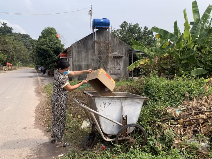 Người dân thôn Đài Mỏ (xã Vạn Yên) đổ rác thải sinh hoạt đúng giờ, đúng nơi quy định.