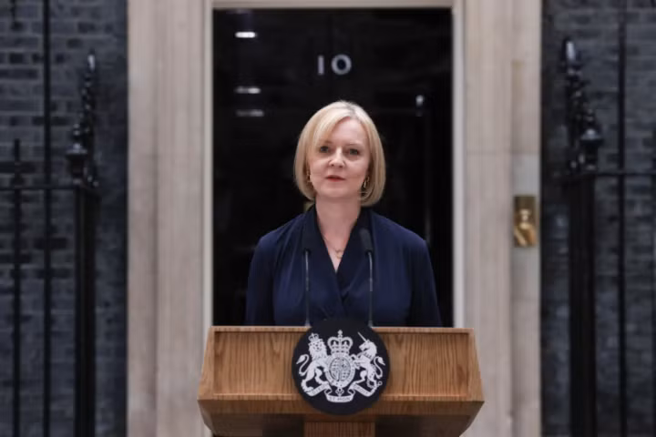 Thủ tướng Anh Liz Truss trong một cuộc họp báo trước số 10 phố Downing. (Ảnh: The Telegraph)