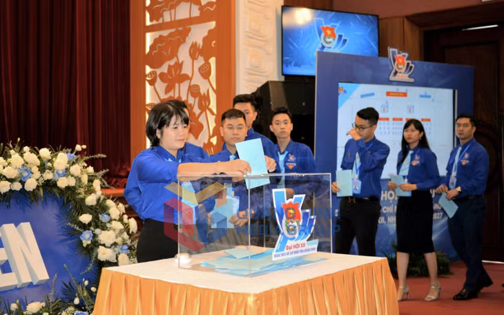 Các đại biểu bỏ phiếu bầu Ban Chấp hành Đoàn TNCS Hồ Chí Minh khóa XII, nhiệm kỳ 2022-2027 (10-2022). Ảnh: Thu Chung