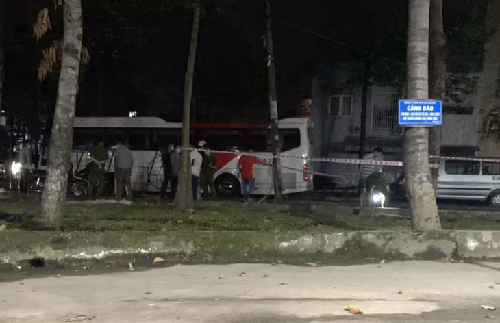 Cảnh sát khám nghiệm hiện trường vụ án mạng. Ảnh: Lê Trai.