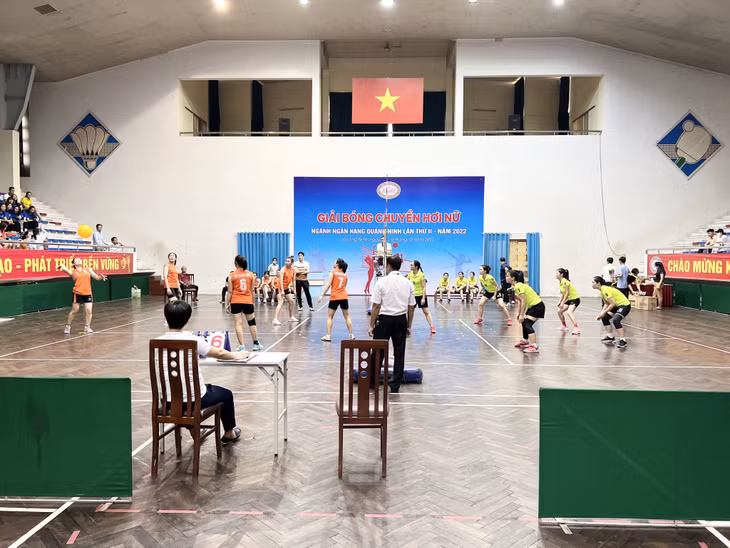 VĐV đội Ngân hàng SHB chinh nhánh Quảng Ninh và VĐV đội Ngân hàng xăng dầu chi nhánh Quảng Ninh tham gia tranh tài trận chung kết giải Bóng chuyền hơi nữ Ngân hàng Quảng Ninh lần thứ 2 
