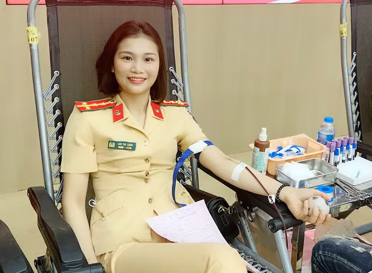 Đại úy Lưu Thị Hạnh Đội CSGT số 2 (Công an tỉnh) trong một lần tham gia HMTN năm 2022.