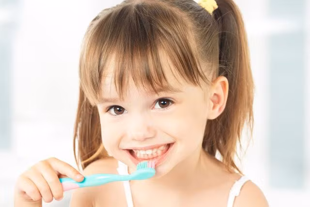 Hướng dẫn trẻ chải răng đúng cách và đủ sau mỗi bữa ăn hoặc ít nhất 2 lần mỗi ngày.