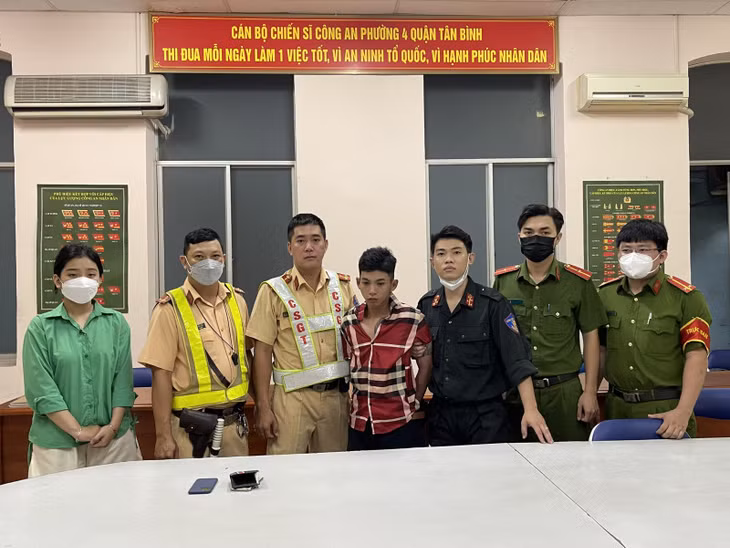 Cảnh sát giao thông bắt giữ đối tượng Thiện và thu tang vật.