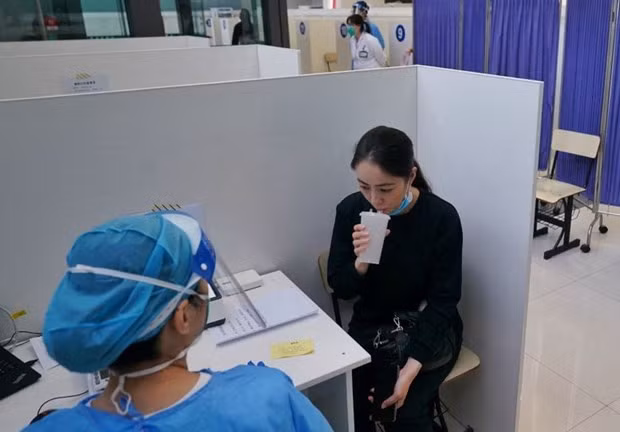 Trung Quoc: Thuong Hai trien khai vaccine COVID-19 dang hit qua mieng hinh anh 1