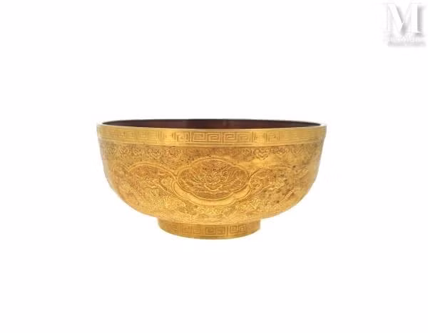 Nhà nghiên cứu cổ vật Trần Đình Sơn khẳng định bát bằng vàng này đúng là đồ thời Khải Định. Ảnh từ trang Millon