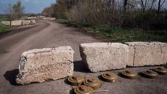 Một đống mìn chống tăng trên một con đường gần Barvinkovo, Ukraine, ngày 25/4/2022 Ảnh: AFP