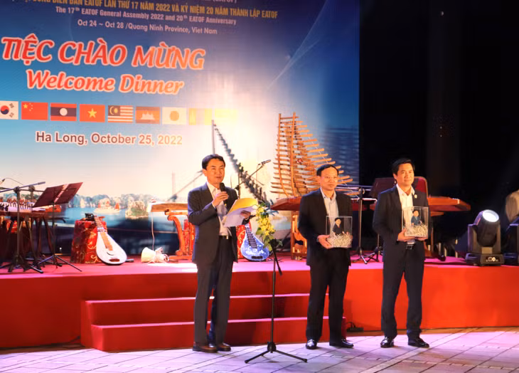 Ông Kim Jin Tae, tỉnh trưởng tỉnh Gangwon tặng quà lưu niệm cho lãnh đạo tỉnh Quảng Ninh. 