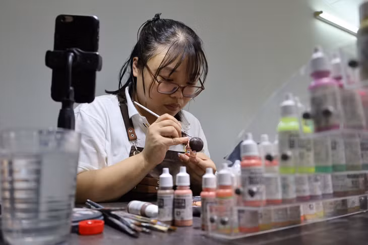 Công đoạn đòi hỏi sự tỉ mỉ và tập trung cao nhất đó là sơn, vẽ các chi tiết cho tượng. Ảnh: Nguyễn Thúy.
