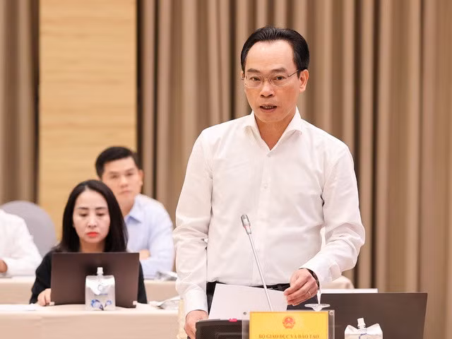 Thứ trưởng Bộ GD&amp;ĐT Hoàng Minh Sơn: Những gì chưa hợp lý về giờ vào học, ảnh hưởng đến sức khỏe, đến kết quả kỳ học của học sinh và gây khó khăn cho việc đi lại của cha mẹ thì nhất thiết phải điều chỉnh - Ảnh: VGP/Nhật Bắc
