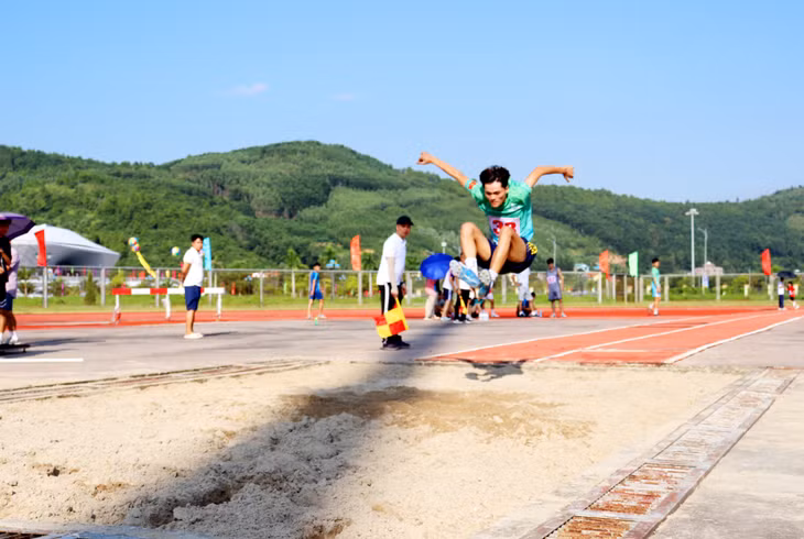 Thi đấu môn nhảy xa nam.