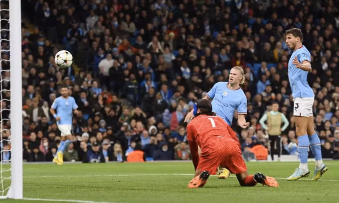 Cú đệm bóng giúp Haaland ghi bàn thứ hai trước Copenhagen. Ảnh: UEFA