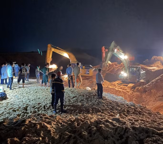 Hiện trường vụ sập mỏ titan khiến 1 người chết, 3 người chưa tìm thấy - Ảnh 8.