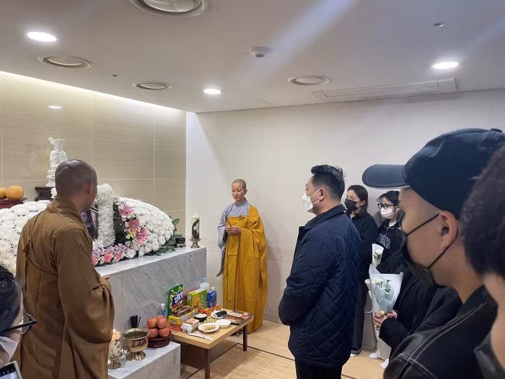 Tham tán Công sứ Nguyễn Việt Anh viếng công dân Việt Nam thiệt mạng trong thảm kịch Itaewon.
