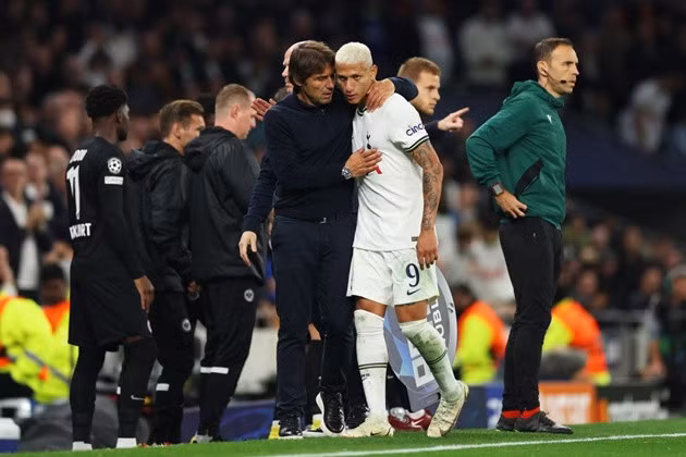 Richarlison gặp vấn đề đầu gối nên không thể đá đủ 90 phút trước Frankfurt.