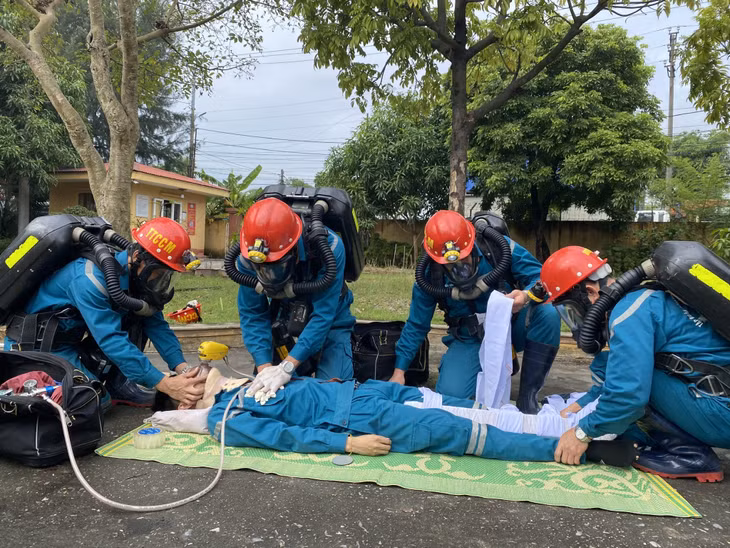 Trạm Cấp cứu mỏ Cẩm Phả (Trung tâm Cấp cứu mỏ TKV) luyện tập phương án tìm kiếm cứu nạn, xử lý sự cố mỏ hầm lò.