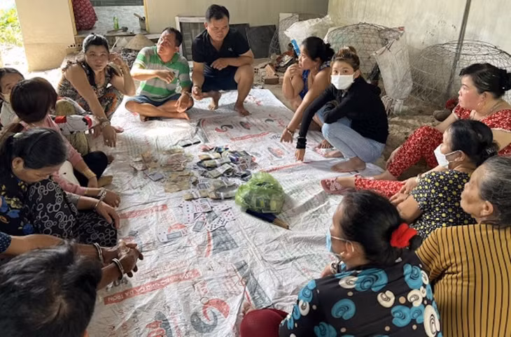 Nhóm người đánh bạc bị bắt quả tang.