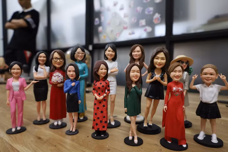 Tượng mini hình người đang là món quà lưu niệm được rất nhiều người ưa chuộng trong dịp 20.10. Ảnh: Nguyễn Thúy.