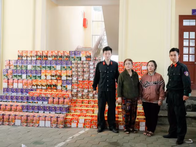 Hai mẹ con bà Nguyễn Thị Nú cùng tang vật.