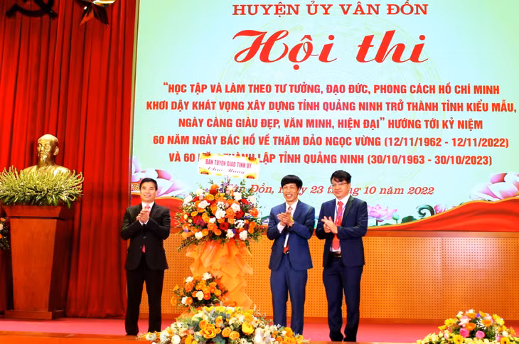 Lãnh đạo Ban Tuyên giáo Tỉnh ủy tặng hoa chúc mừng hội thi.