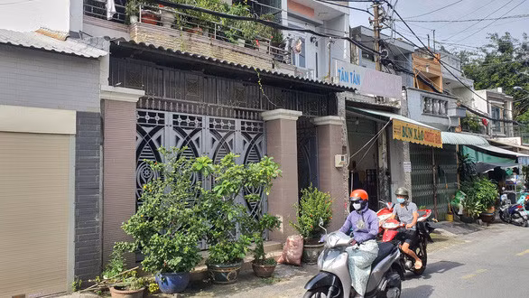 Bị chửi mắng, con trai ở Thủ Đức lên mạng mua súng đạn bi sắt bắn cha - Ảnh 1.