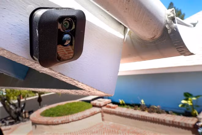 Camera an ninh cũng cần cập nhật phần mềm như smartphone. (Ảnh: USA Today)