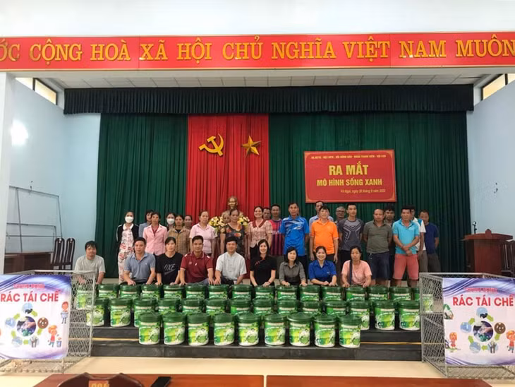 Các tổ chức chính trị - xã hội xã Vô Ngại (huyện Bình Liêu) phối hợp tổ chức ra mắt "Mô hình sống xanh" trong cộng đồng dân cư, tháng 9/2022.