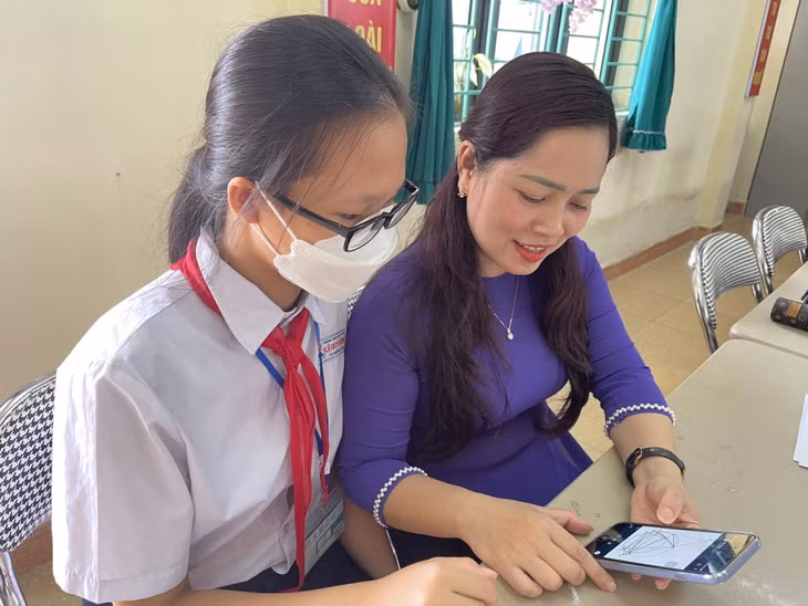 Cô giáo Lê Thị Thu Hà, trao đổi bài giảng, giải đáp thắc mắc của học sinh qua nhóm zalo đội tuyển.
