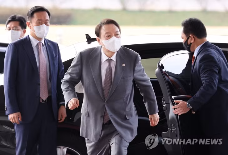 Tổng thống Hàn Quốc Yoon Suk-yeol (giữa) đến văn phòng ngày 14/10. Ảnh: Yonhap