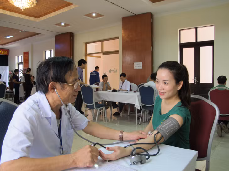 Công ty Thường xuyên phối hợp với các bệnh viện lớn, mời các Giáo sư, Bác sỹ nhiều kinh nhiệm về khám sức khỏe định kỳ cho người lao động