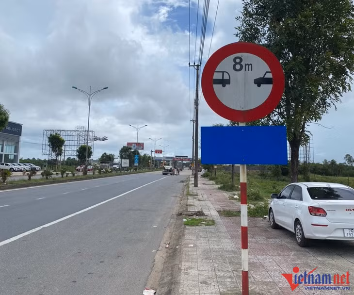 Để trốn nộp phí, nhiều phương tiện bất chấp biển cảnh báo về tốc độ, khoảng cách để bám sát xe lớn